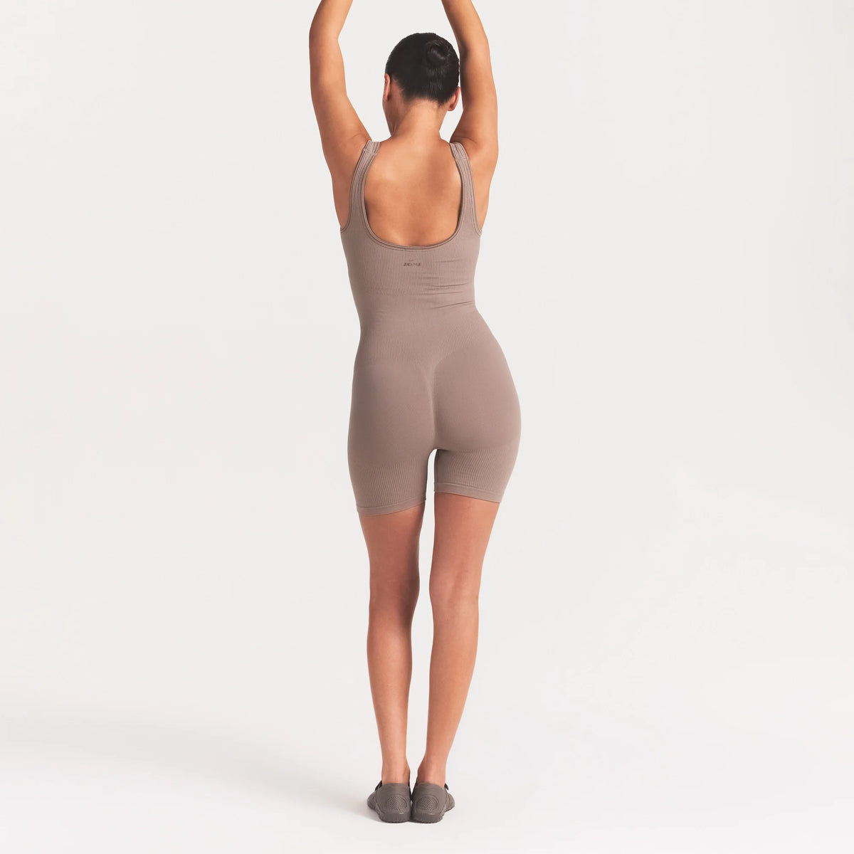 NikeSKIMS RIBBED SEAMLESS SCOOP 5" ONE PIECE | DRIFTWOOD