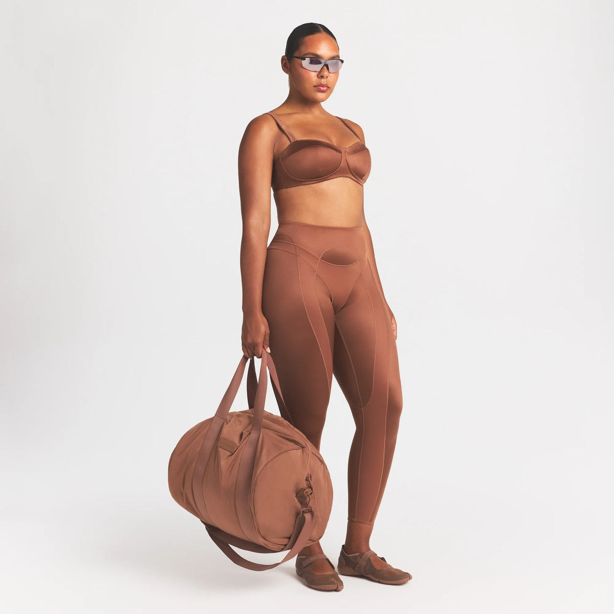 NikeSKIMS ACCESSORIES PUFFER GYM BAG | CAROB BROWN