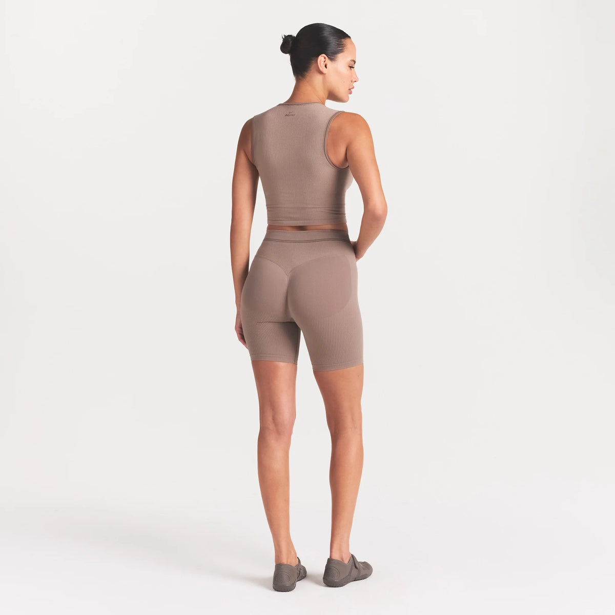 NikeSKIMS RIBBED SEAMLESS 5" BIKER SHORT | DRIFTWOOD