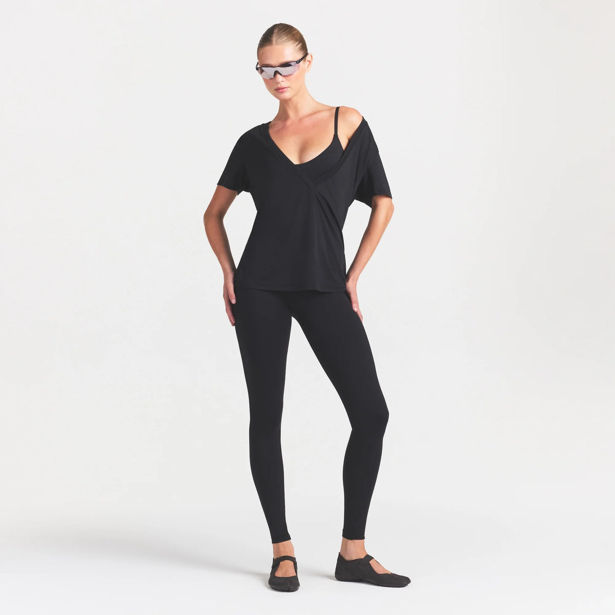 NikeSKIMS PERFORMANCE COTTON BLEND SHORT SLEEVE V-NECK TOP | OBSIDIAN