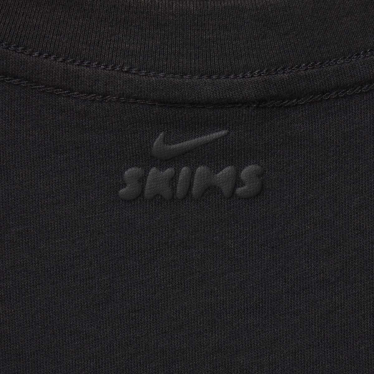 NikeSKIMS PERFORMANCE COTTON BLEND SHORT SLEEVE V-NECK TOP | OBSIDIAN