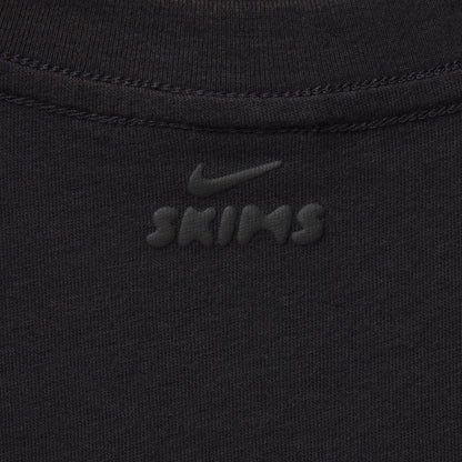 NikeSKIMS PERFORMANCE COTTON BLEND SHORT SLEEVE V-NECK TOP | OBSIDIAN
