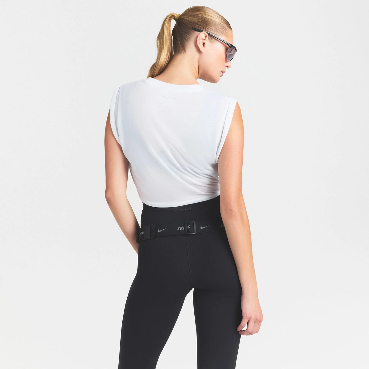 NikeSKIMS PERFORMANCE COTTON BLEND CROP TWIST TANK | SNOW