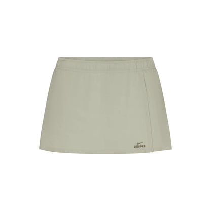 NikeSKIMS STRETCH NYLON SKORT | TALC