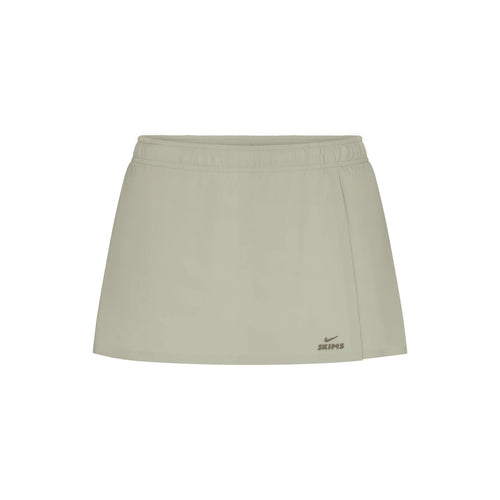 NikeSKIMS STRETCH NYLON SKORT | TALC