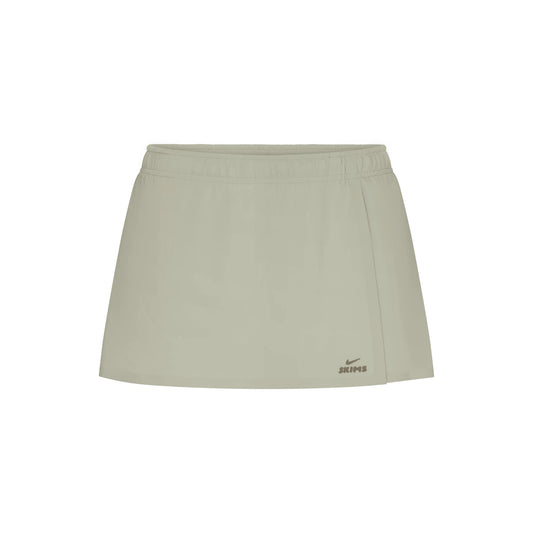 NikeSKIMS STRETCH NYLON SKORT | TALC