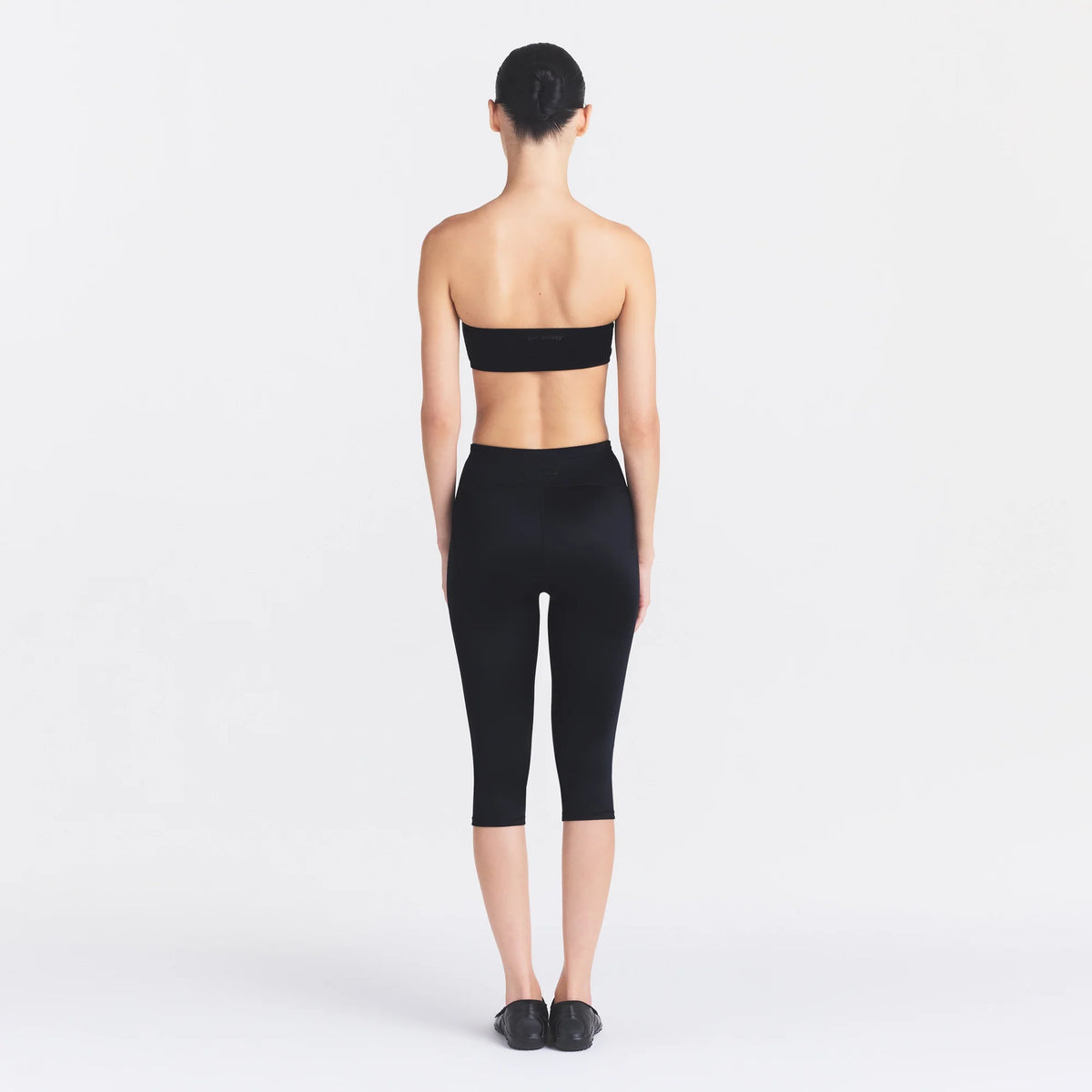 NikeSKIMS SATIN SHINE CAPRI 17" LEGGING | OBSIDIAN