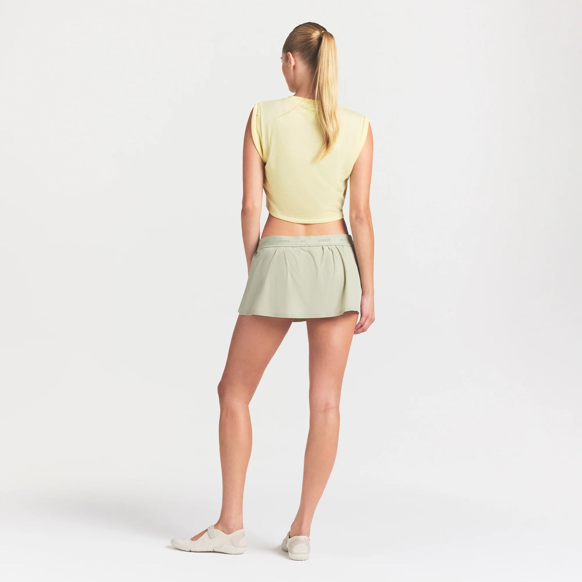 NikeSKIMS STRETCH NYLON SKORT | TALC