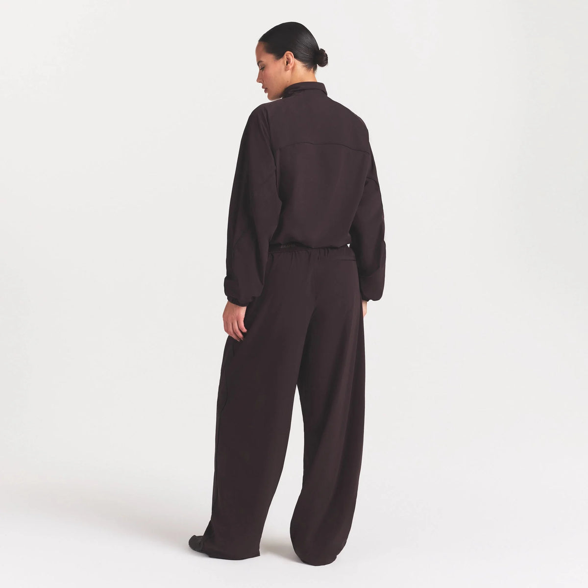 NikeSKIMS STRETCH NYLON OVERSIZED PANT | DARK ROAST