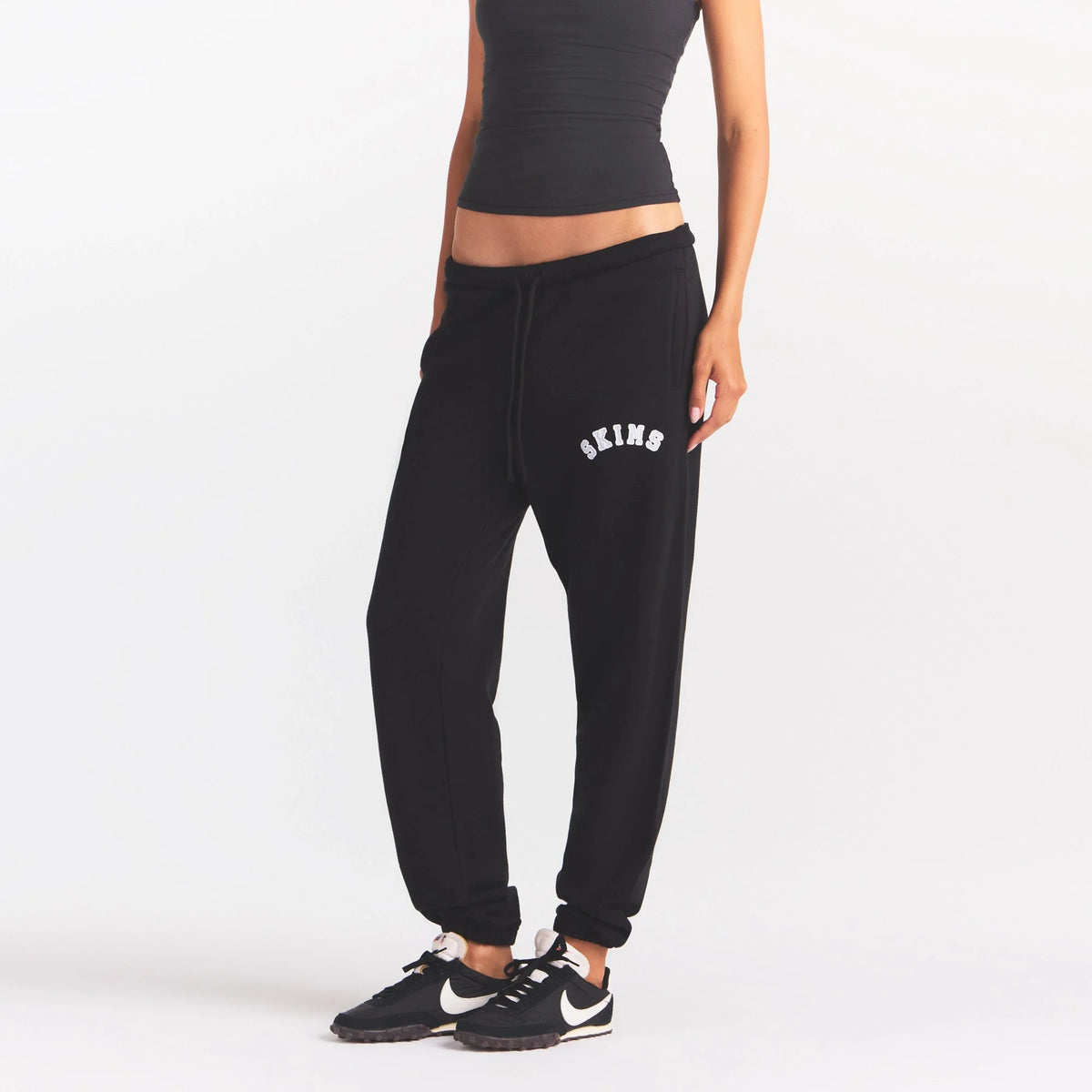 COTTON FLEECE JOGGER | ONYX SNOW ARCHED SKIMS LOGO
