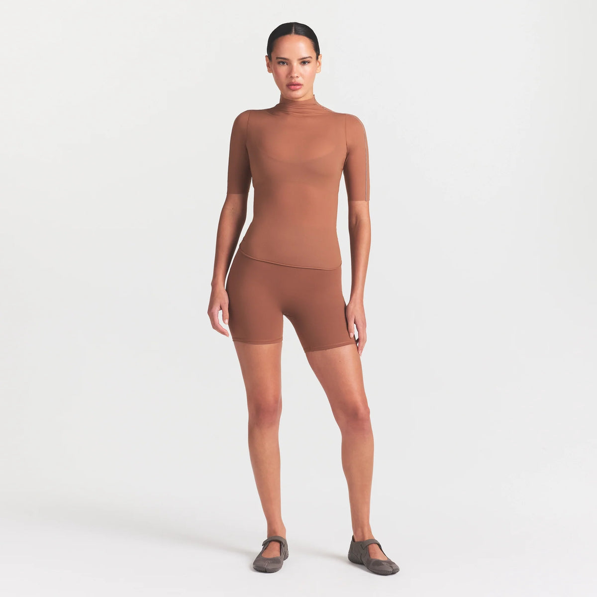 NikeSKIMS WEIGHTLESS LAYERS MOCK NECK SHORT SLEEVE T-SHIRT | CAROB BROWN