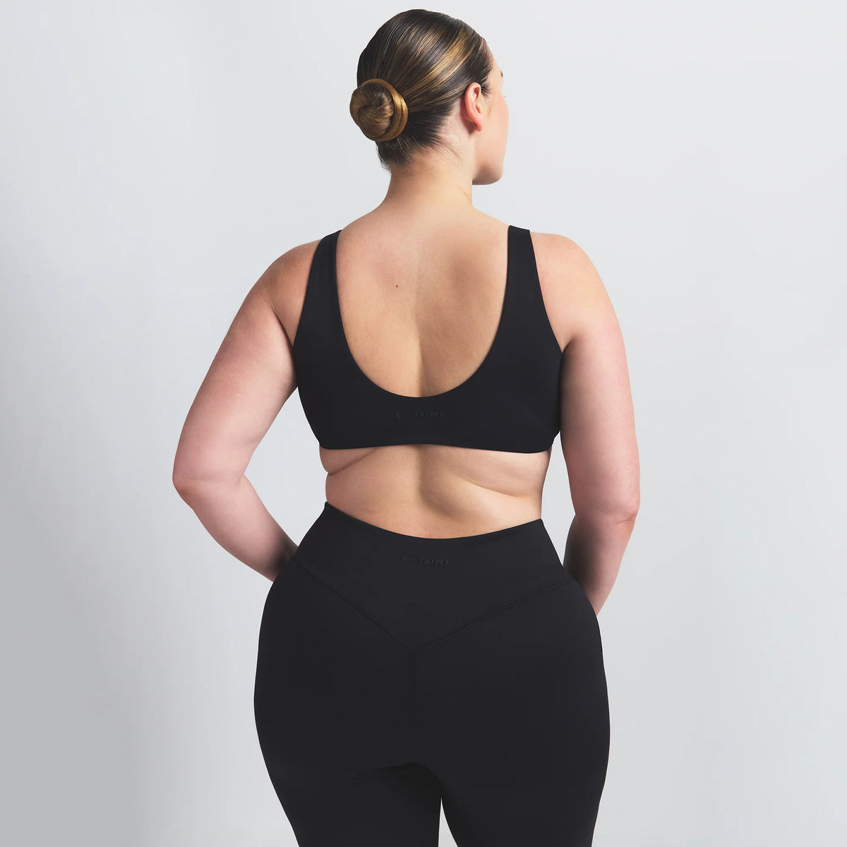 NikeSKIMS MATTE TWIST-FRONT BRA | OBSIDIAN
