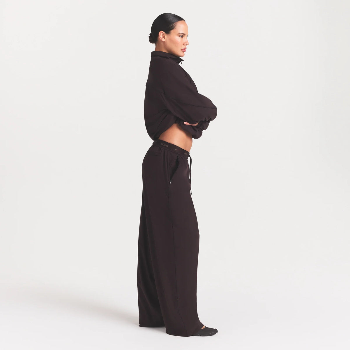 NikeSKIMS STRETCH NYLON OVERSIZED PANT | DARK ROAST
