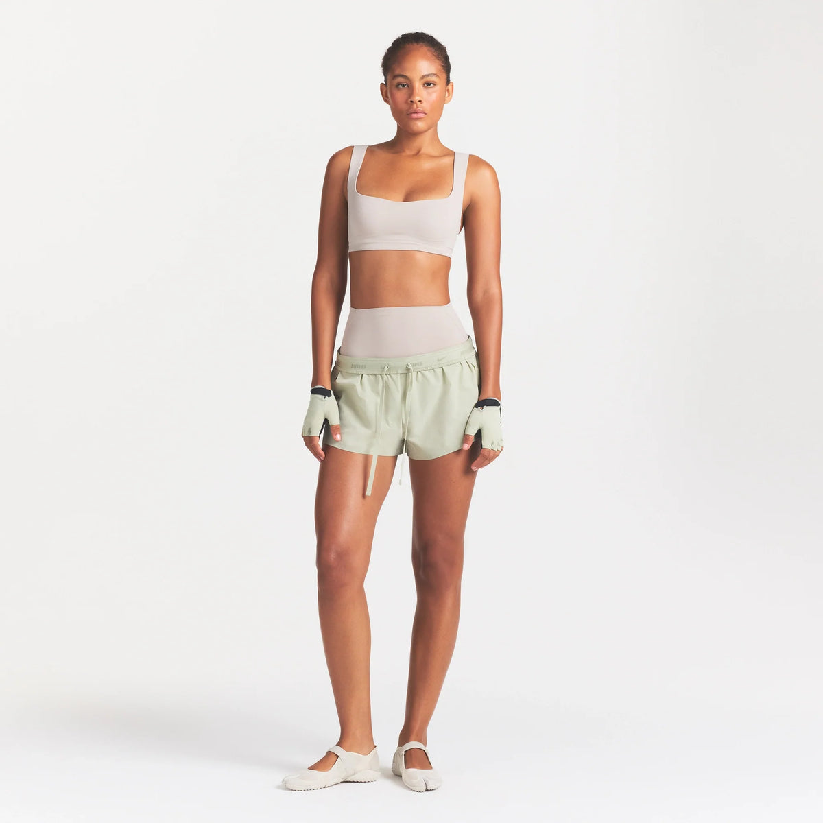NikeSKIMS ACCESSORIES TRAINING GLOVES | TALC