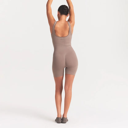 NikeSKIMS RIBBED SEAMLESS SCOOP 5" ONE PIECE | DRIFTWOOD