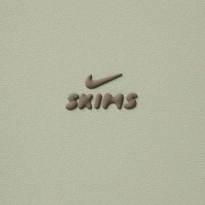 NikeSKIMS STRETCH NYLON SKORT | TALC