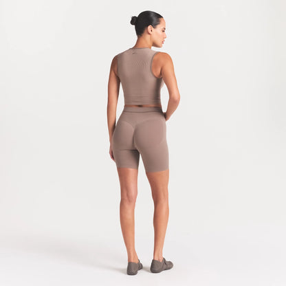 NikeSKIMS RIBBED SEAMLESS 5" BIKER SHORT | DRIFTWOOD