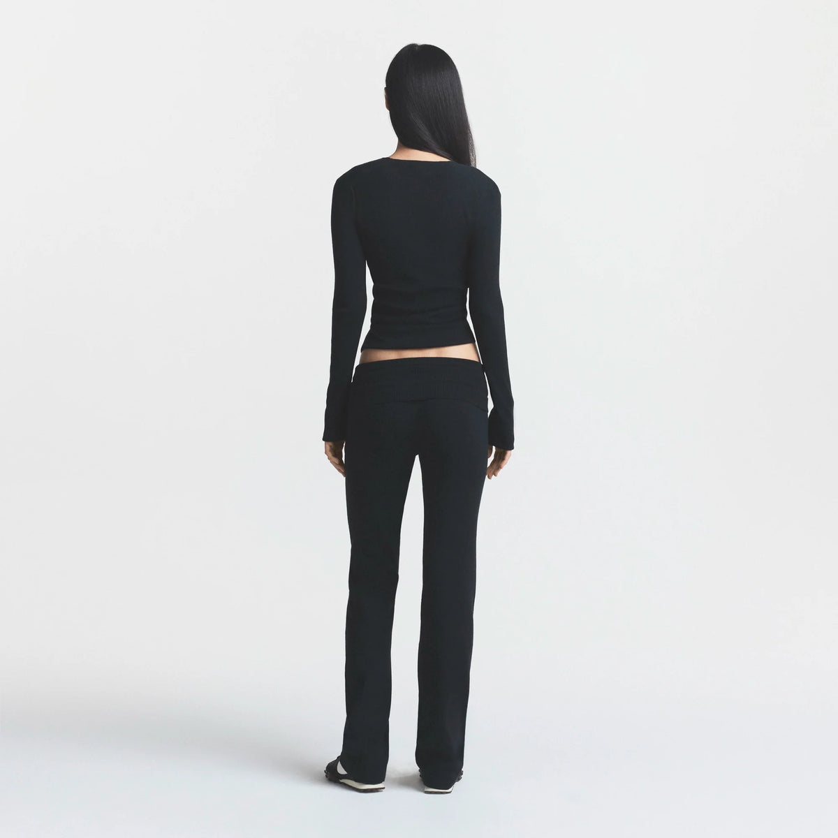 ESSENTIAL KNIT LONG SLEEVE V NECK | ONYX