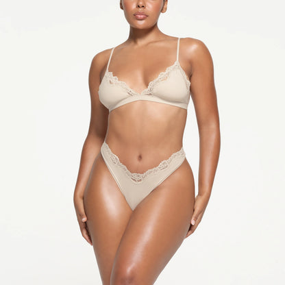 FITS EVERYBODY LACE TRIANGLE BRALETTE | STONE