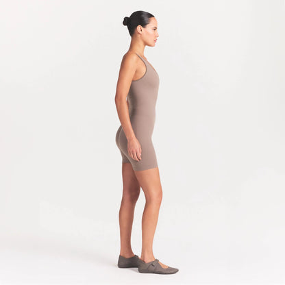 NikeSKIMS RIBBED SEAMLESS SCOOP 5" ONE PIECE | DRIFTWOOD