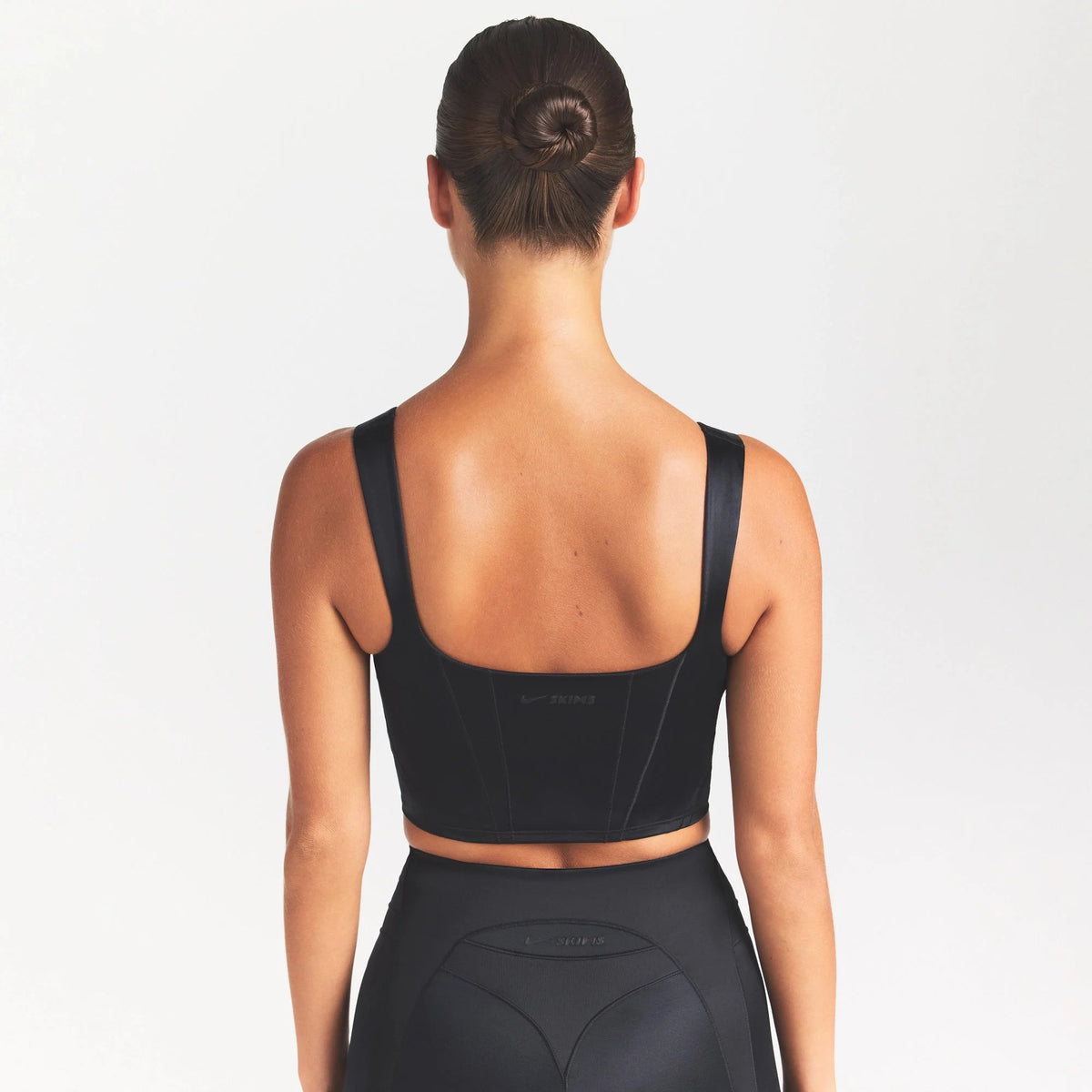 NikeSKIMS SATIN SHINE PANELED SCOOP TANK | OBSIDIAN