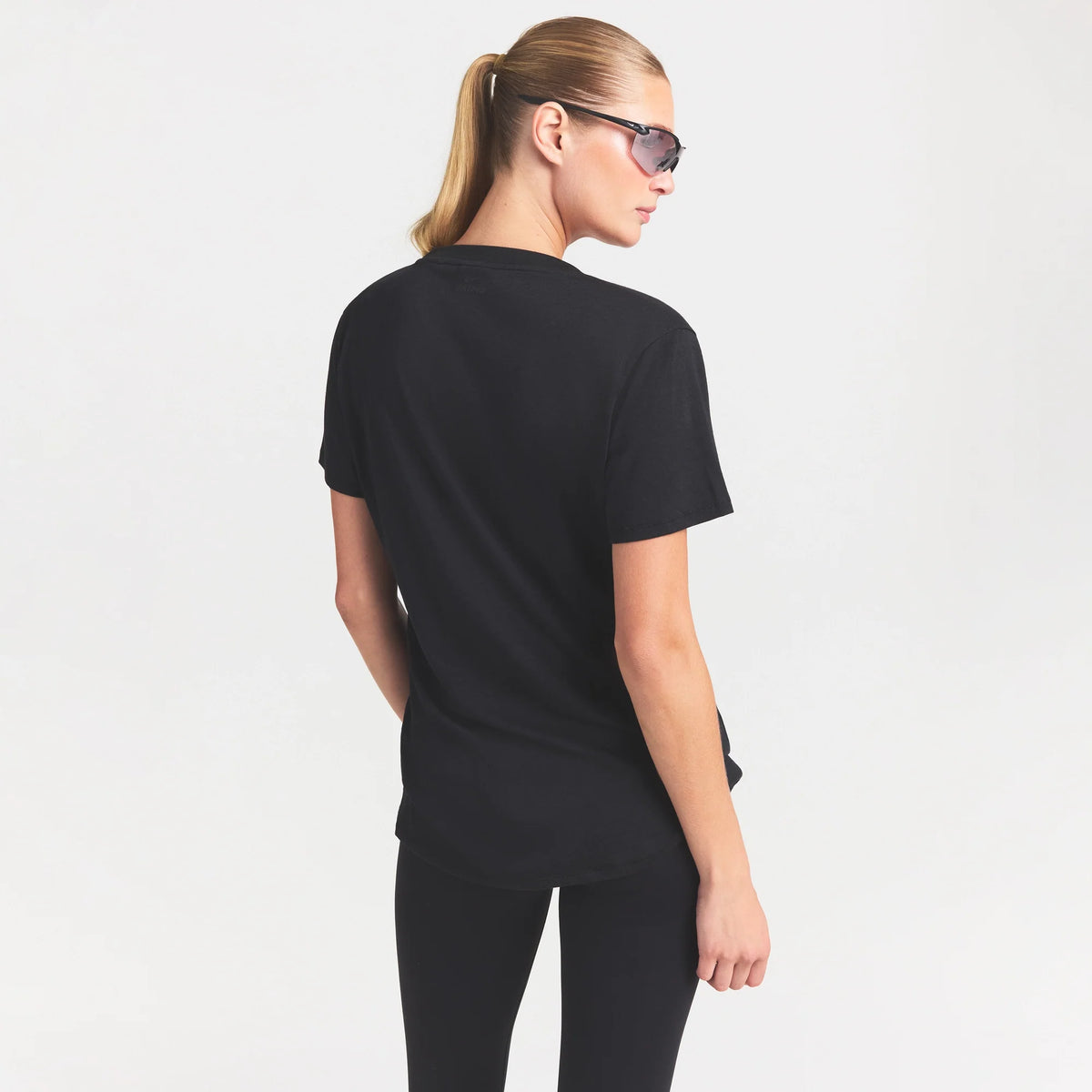 NikeSKIMS PERFORMANCE COTTON BLEND SHORT SLEEVE V-NECK TOP | OBSIDIAN
