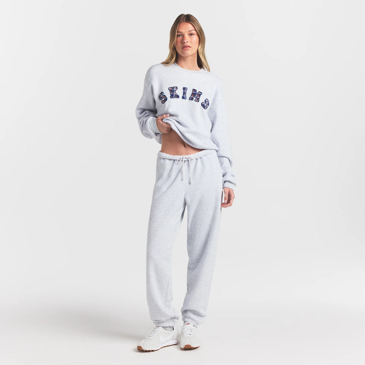 COTTON FLEECE LOGO CLASSIC CREWNECK | PLAID ARCHED LOGO PATCH