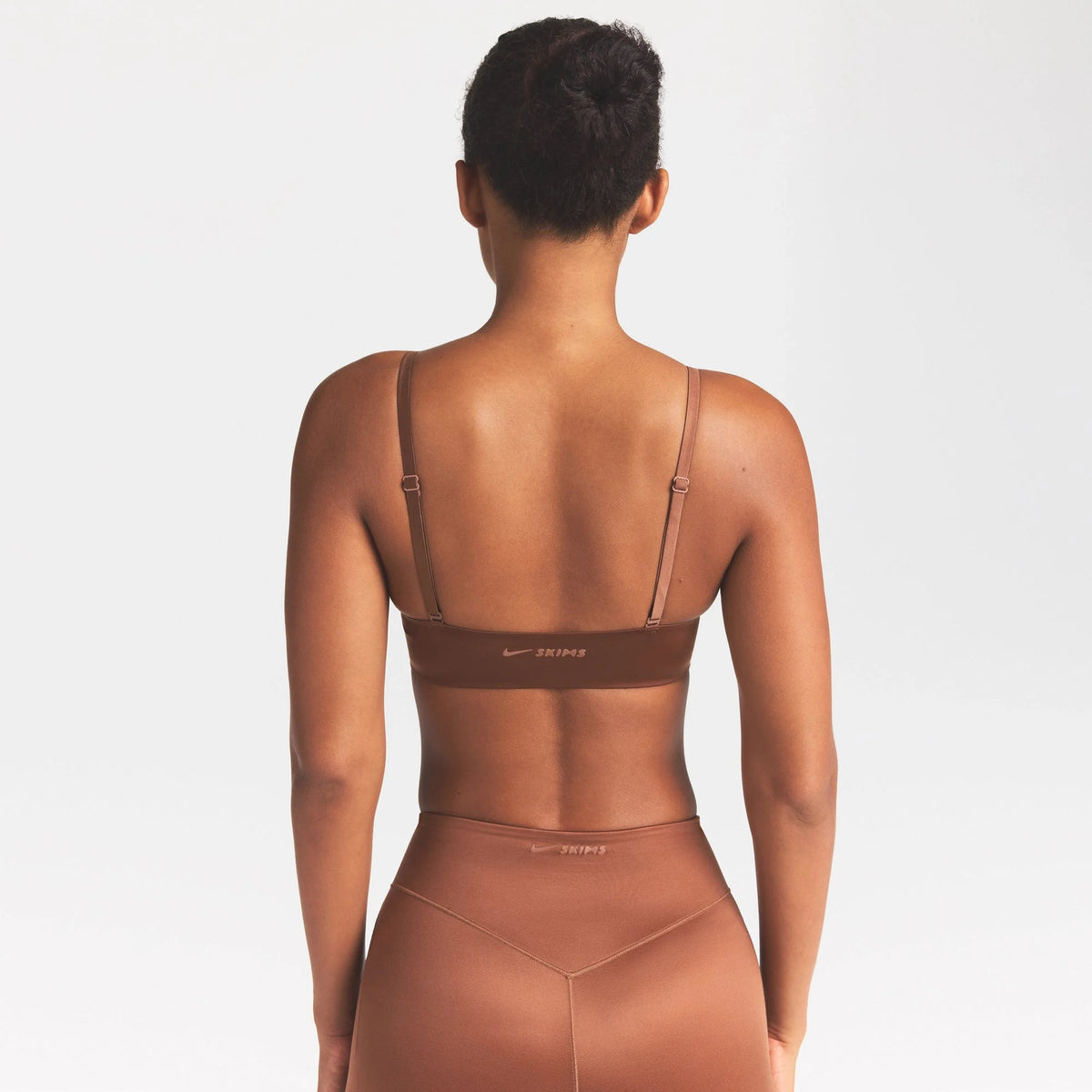 NikeSKIMS SATIN SHINE SCOOP CAMI BRA | CAROB BROWN